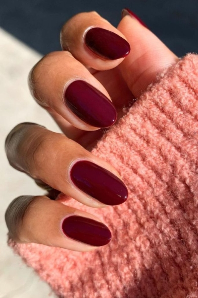 24 Red Nail Ideas to Try If You Want to Test The "Red Nail Theory"