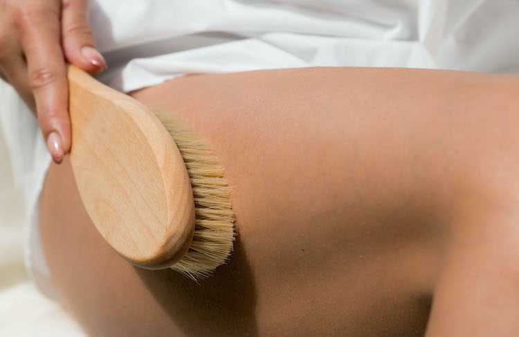 Why You Should Be Dry Brushing (and How to Do It For Maximum Benefits)