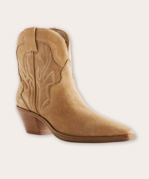 I’m a Stylist From Nashville–Take It From Me, This Is How to Style Cowboy Boots This Fall